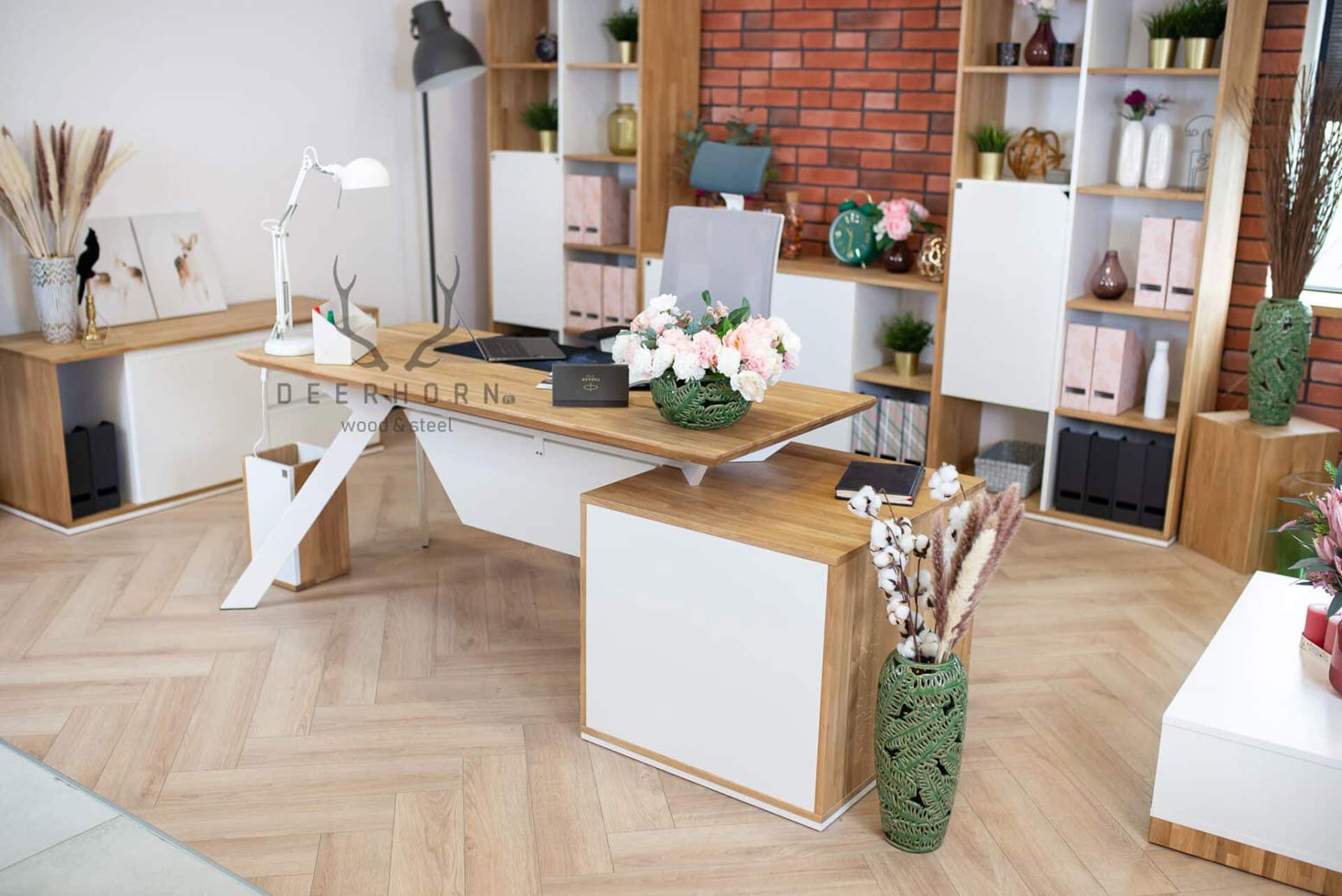 desk_with_wood_top stůl s dřevěnou deskou
