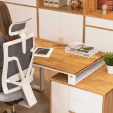 minimalistický bílý rohový stůl do moderní kanceláře