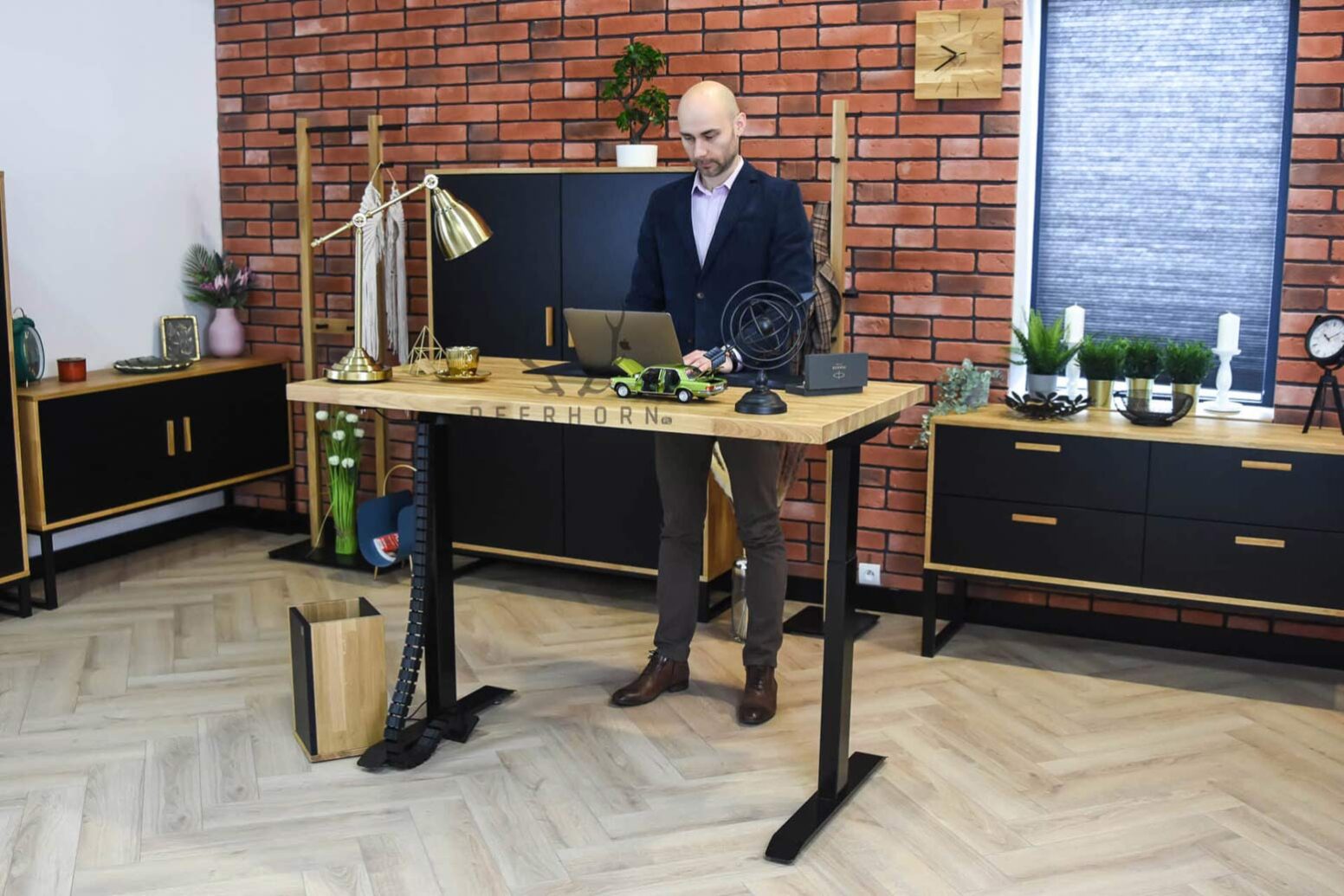desk_with_adjustment nastavitelný stůl
