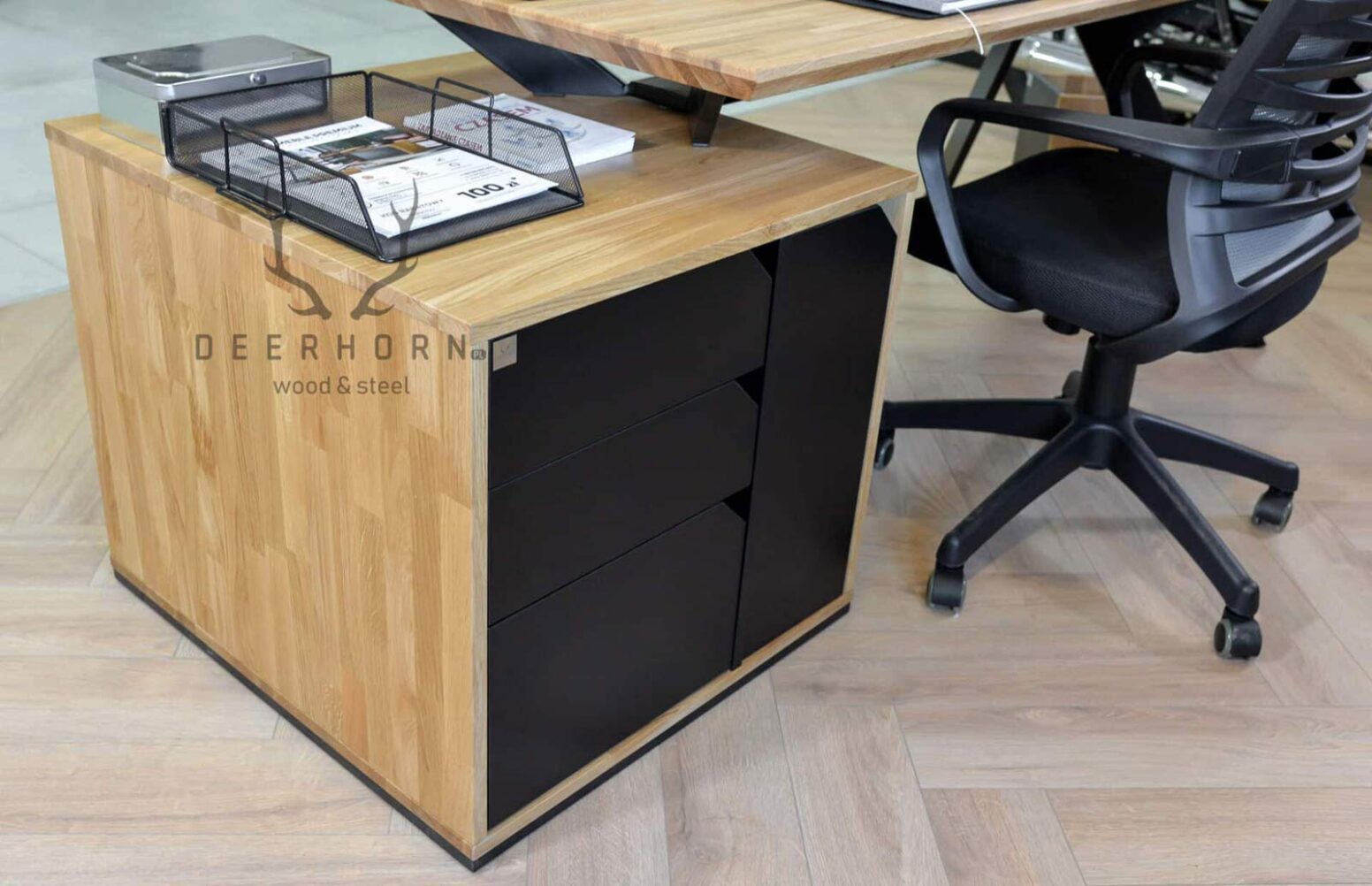 desk_with_drawers psací stůl se zásuvkami