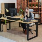 rohový stůl s dřevěnou deskou