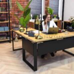 stůl s dřevěnou deskou
