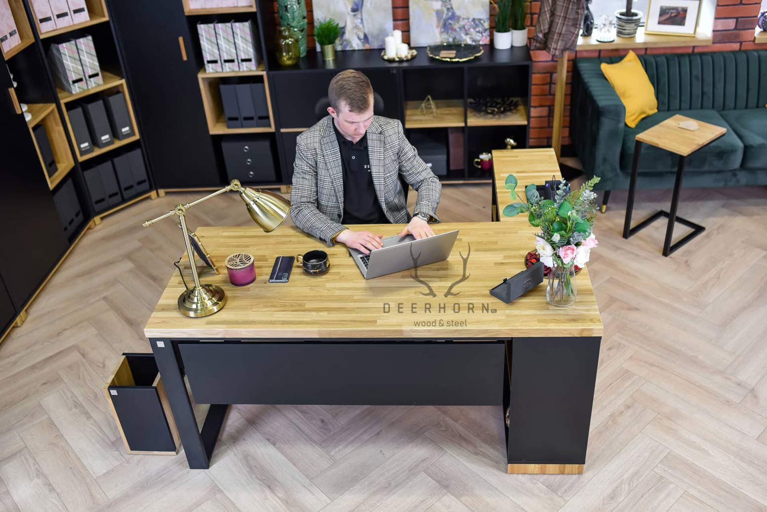 desk_countertop_with_wood_top stůl s dřevěnou deskou