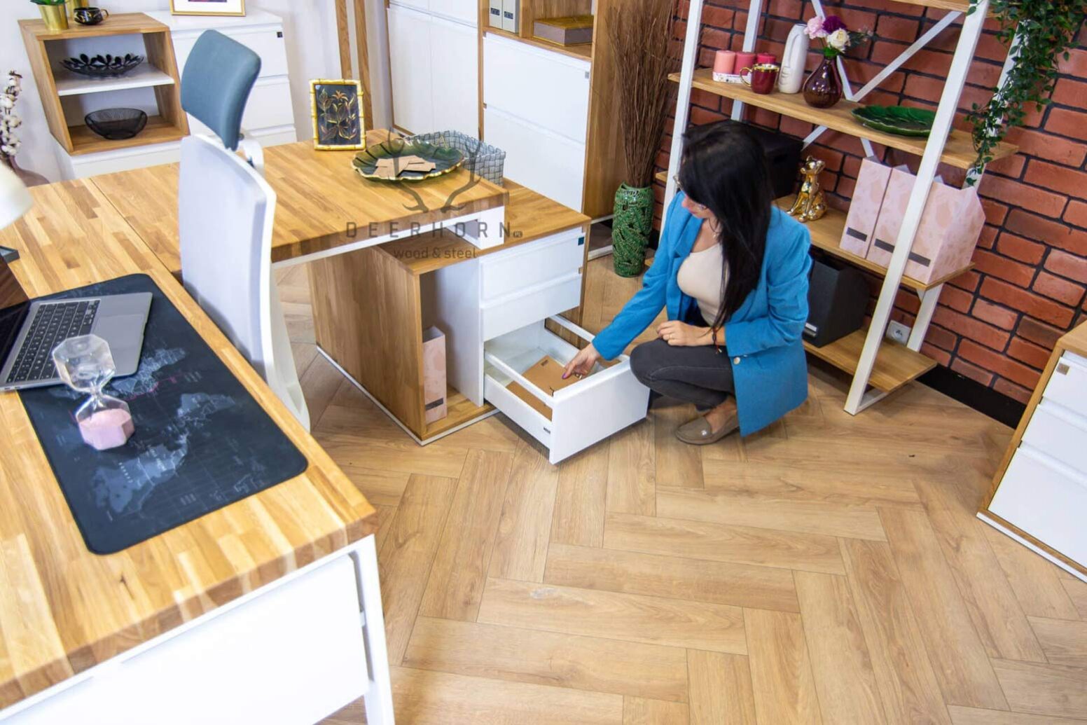 white_female_office stůl pro bílé ženy