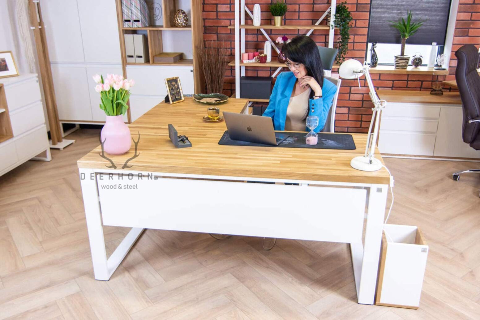 bílý_stůl_s_pokrytem_pod_pultem bílý stůl s krytem pod deskou