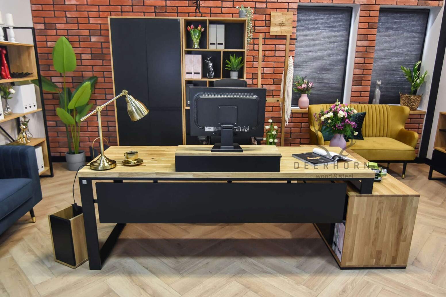 desk_wooden dřevěný stůl
