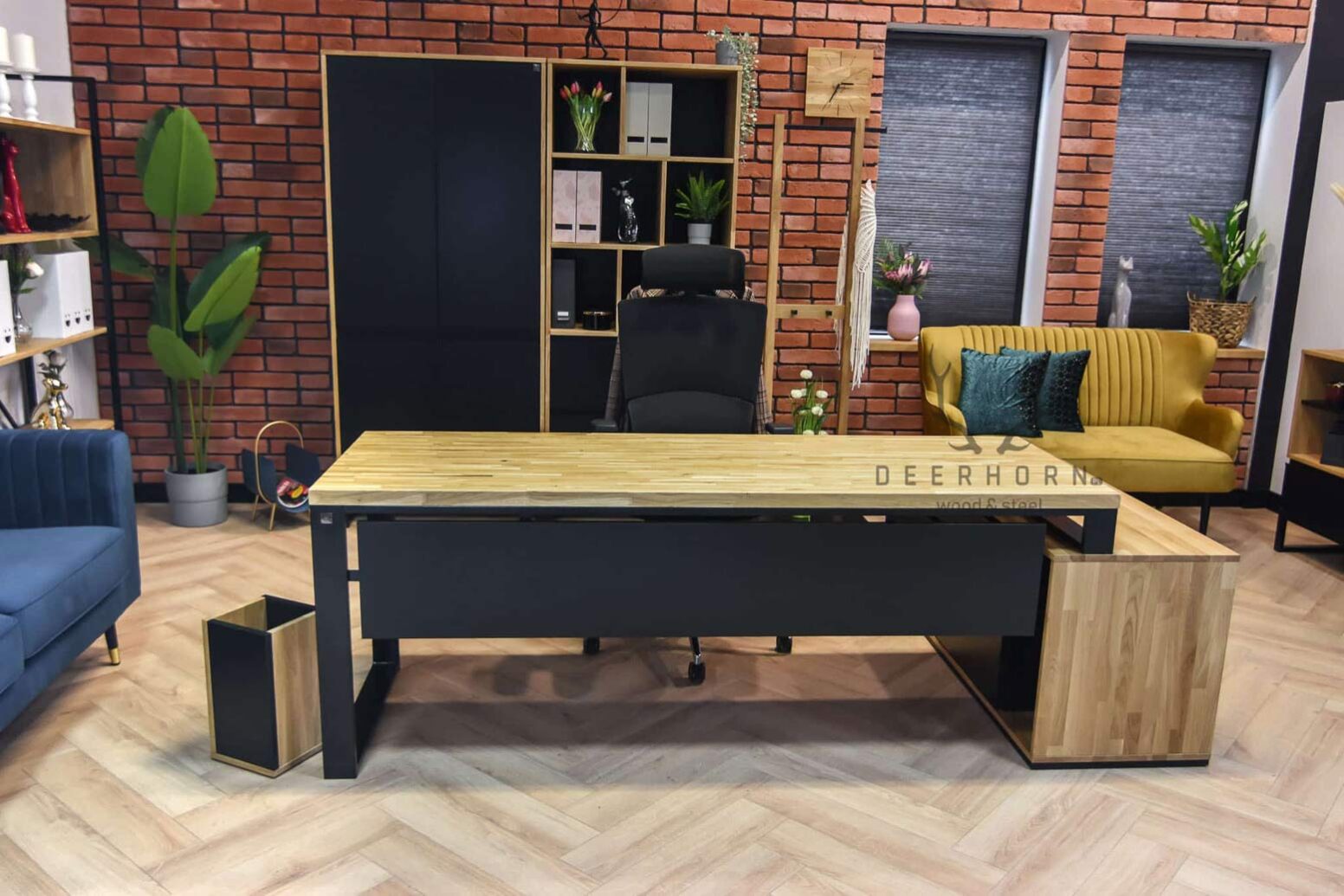 desk_with_wood_top stůl s dřevěnou deskou