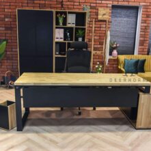 stůl s dřevěnou deskou