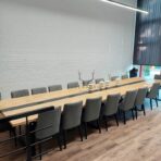 dlouhý konferenční stůl v podkroví