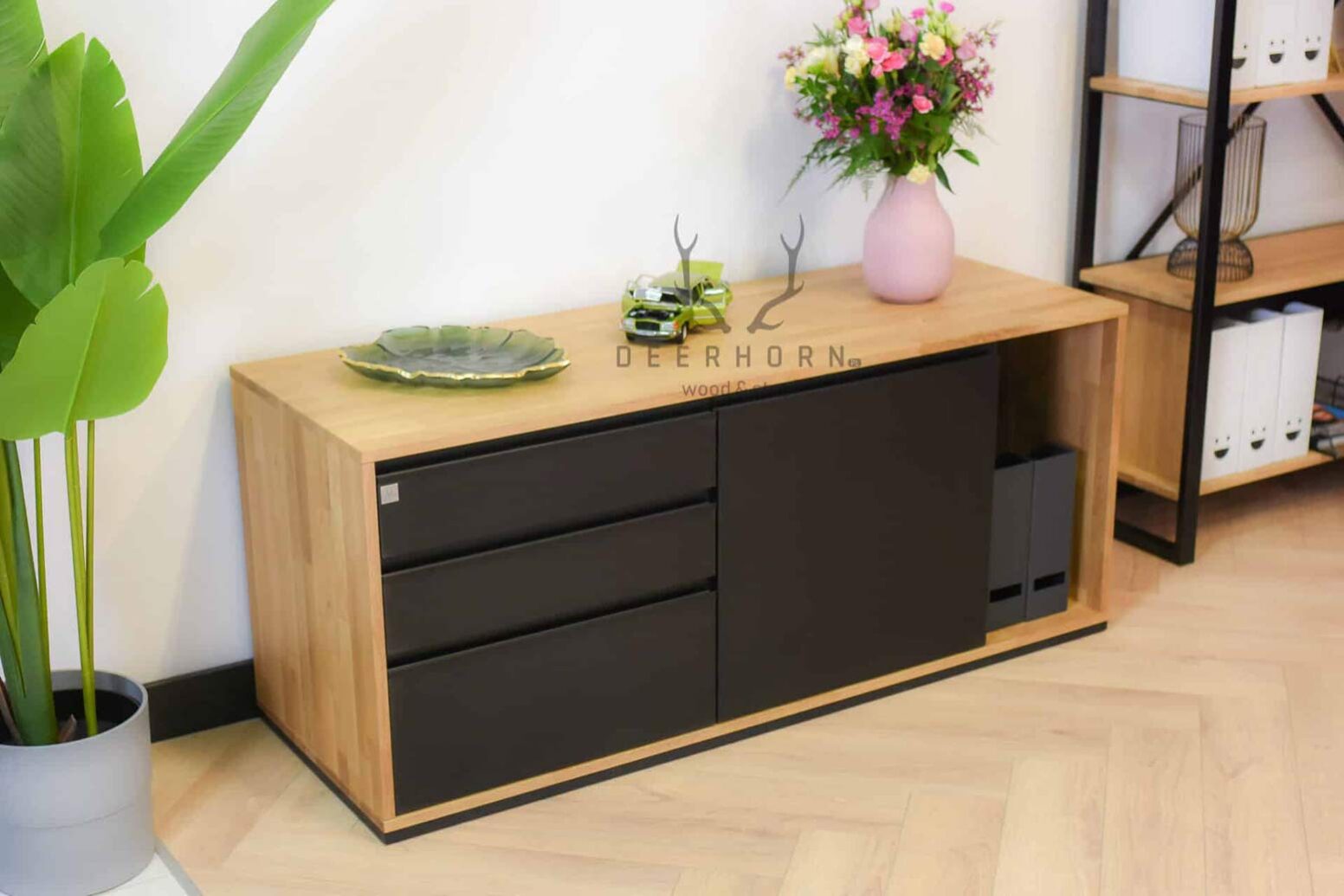 low_cabinet_under_desk nízká stolní skříň