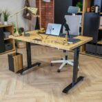 nastavitelný stůl na kolečkách s dřevěnou deskou