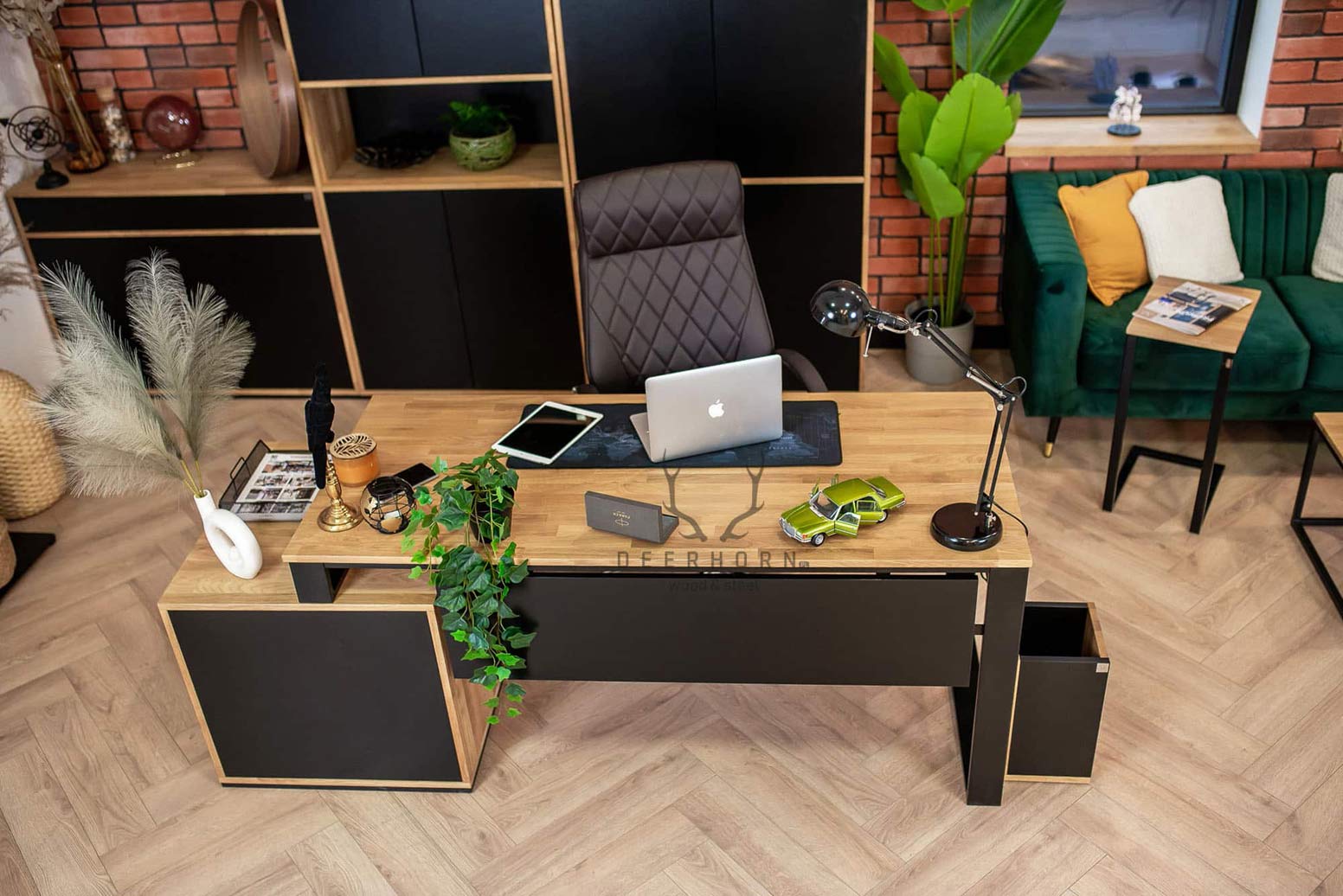 desk_black_loft černý stůl v podkroví