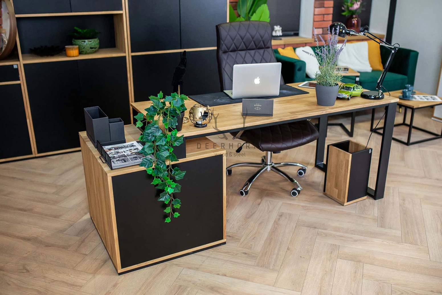 desk_on_metal_base stůl na kovovém rámu