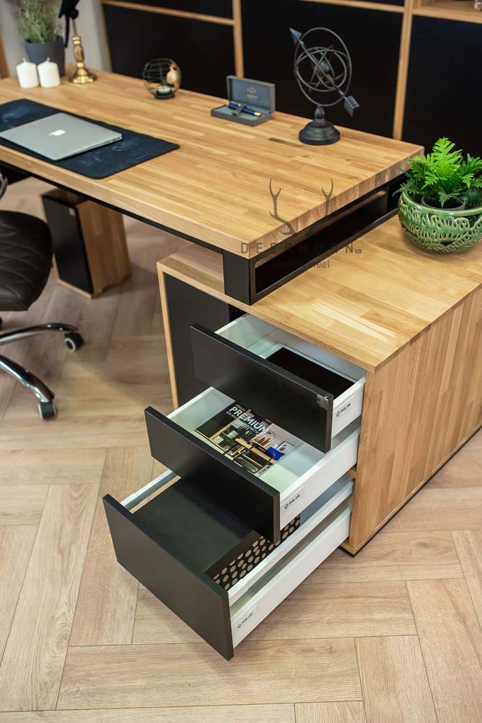 minimalistický_desk_loft minimalistický stůl v podkroví