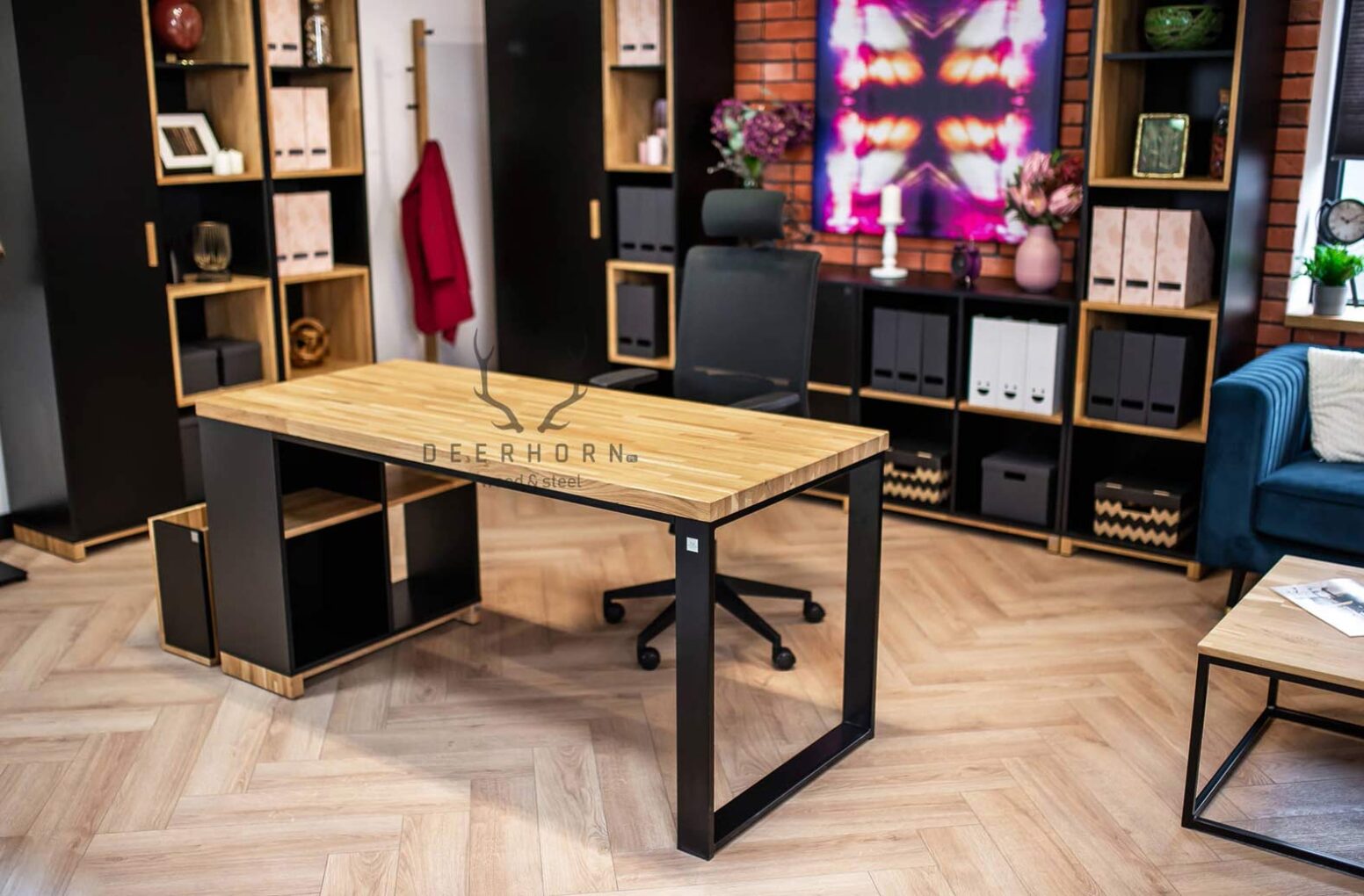 desk_wooden dřevěný stůl