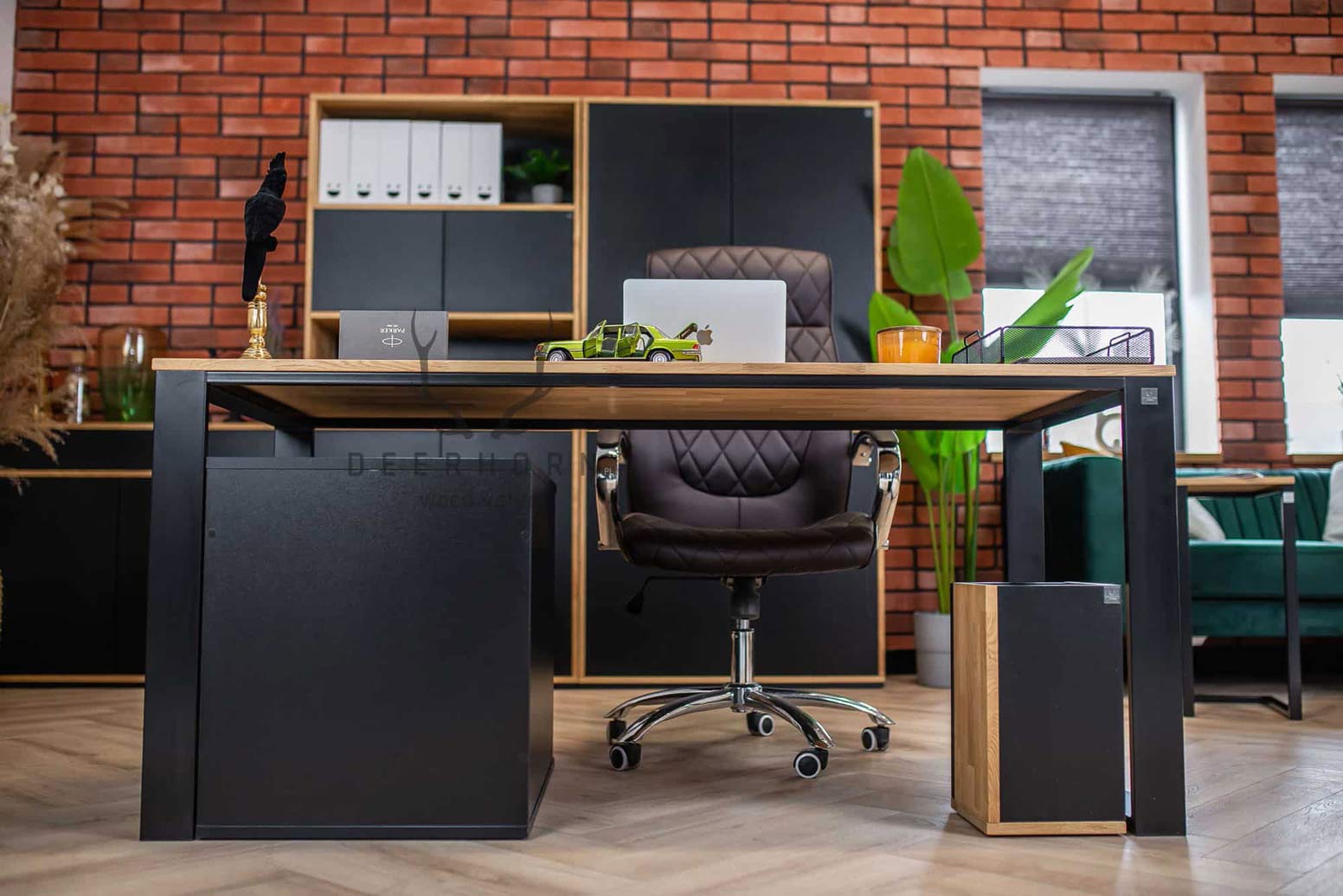 solid_desk pevný stůl