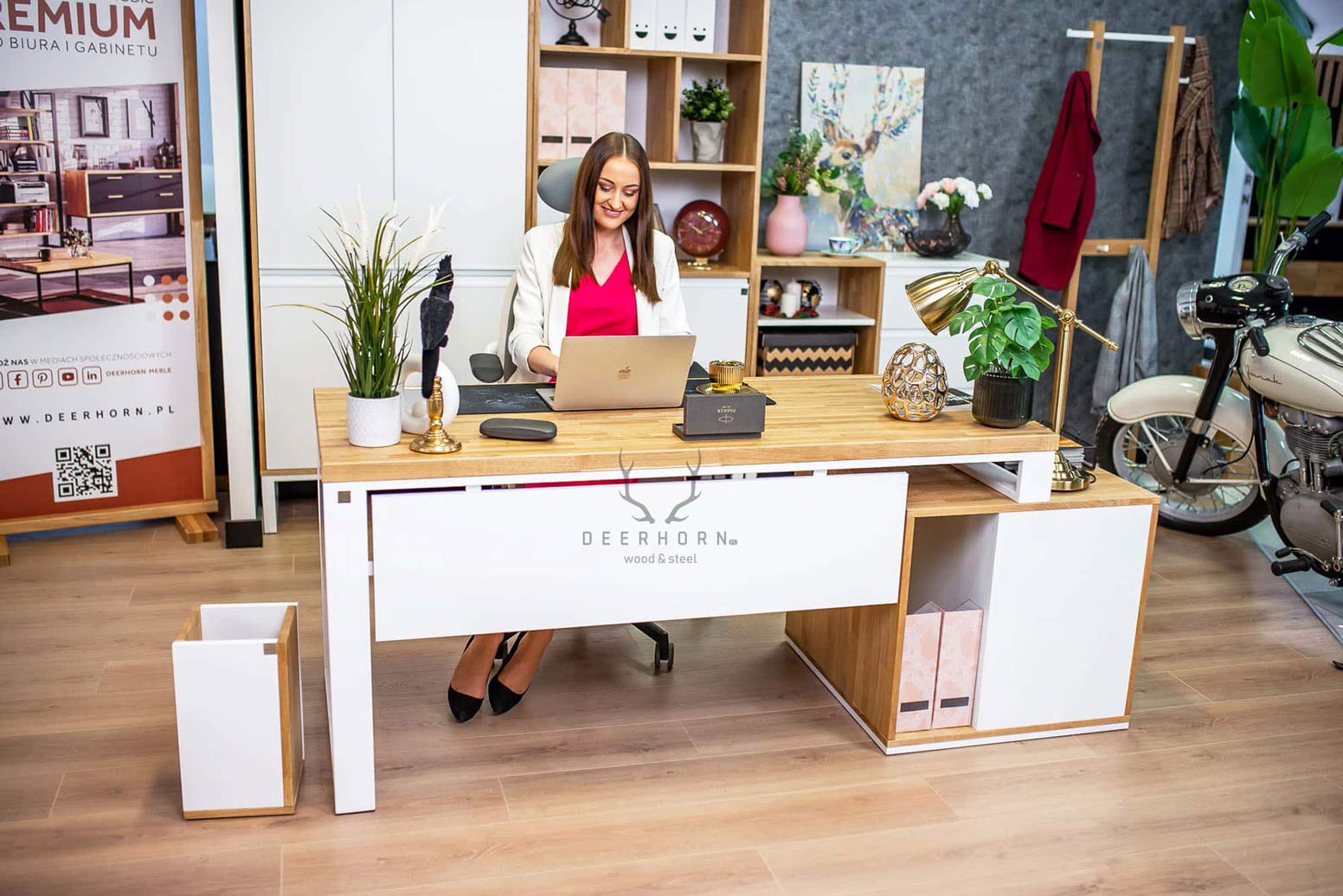 white_desk_for_women bílý stůl pro ženu