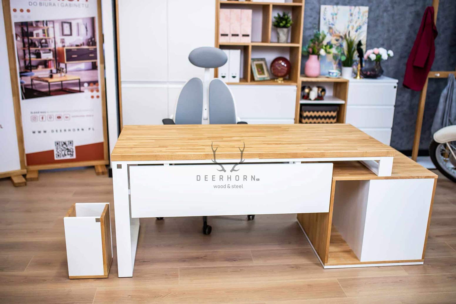 desk_white_loft bílý stůl v podkroví