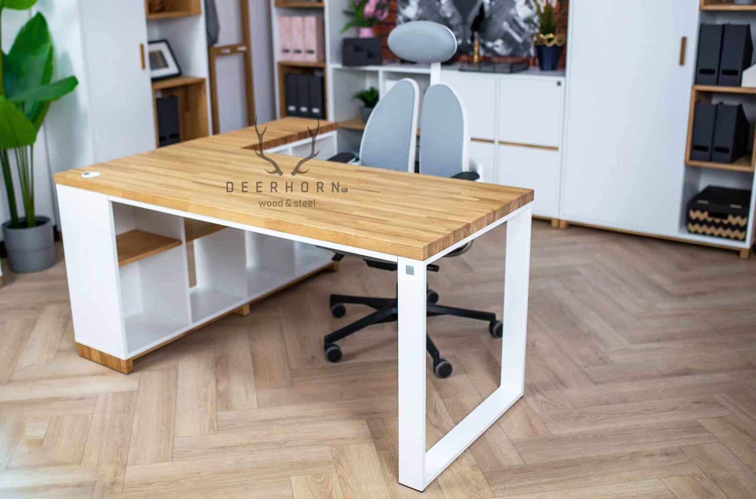 desk_wood dřevěný stůl