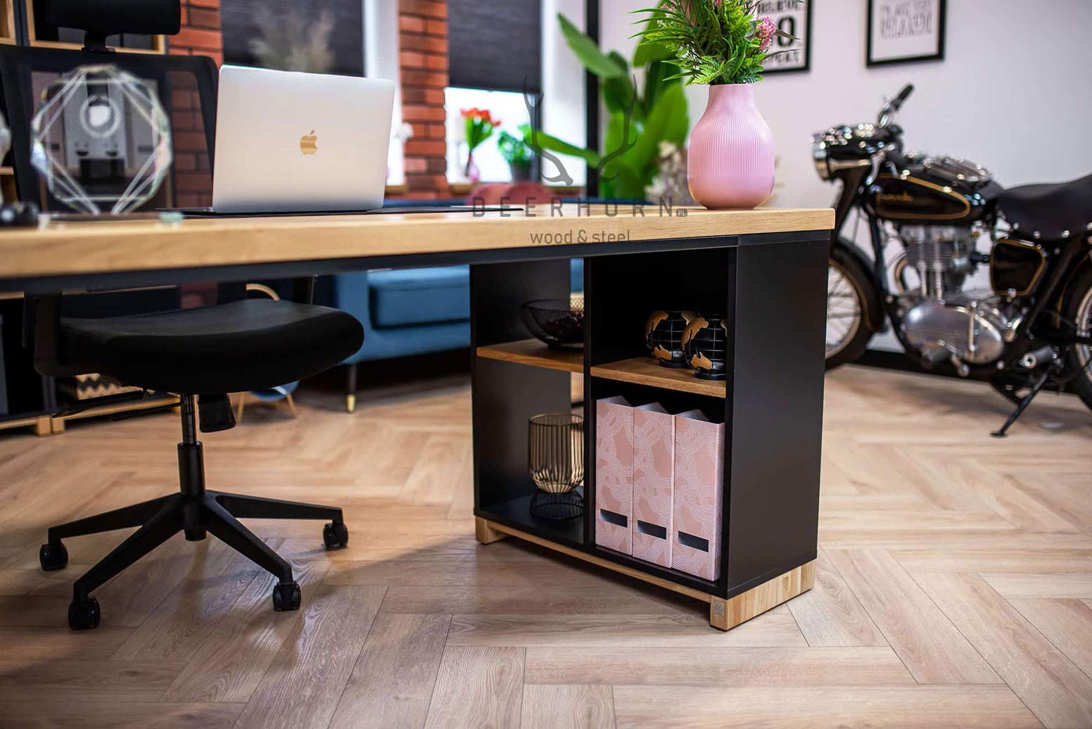 desk_from_wood Dřevěný stůl