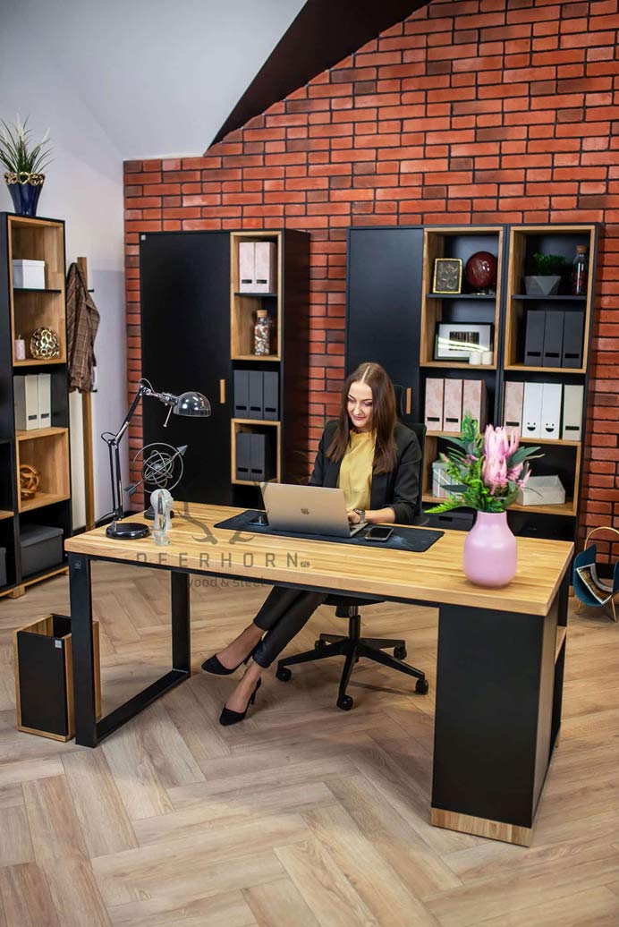 desk_with_polks_loft Podkrovní psací stůl s policemi