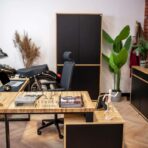 stůl s odolnou deskou