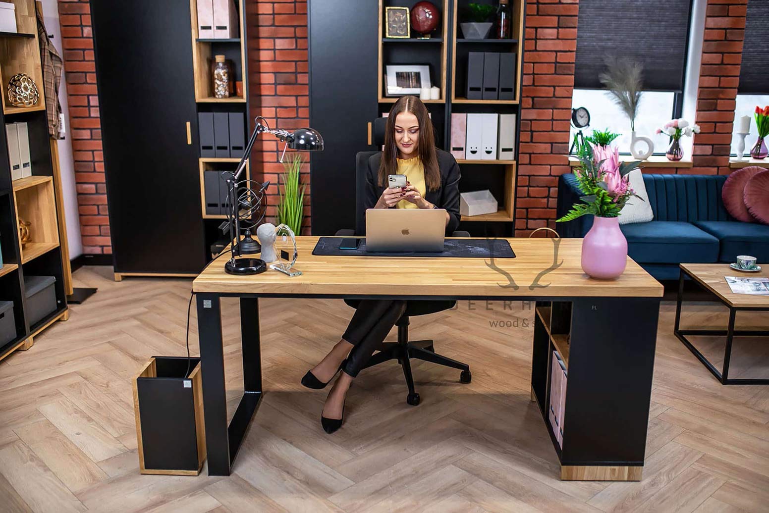 solid_desk_premium černý psací stůl se dřevem a knihovnou
