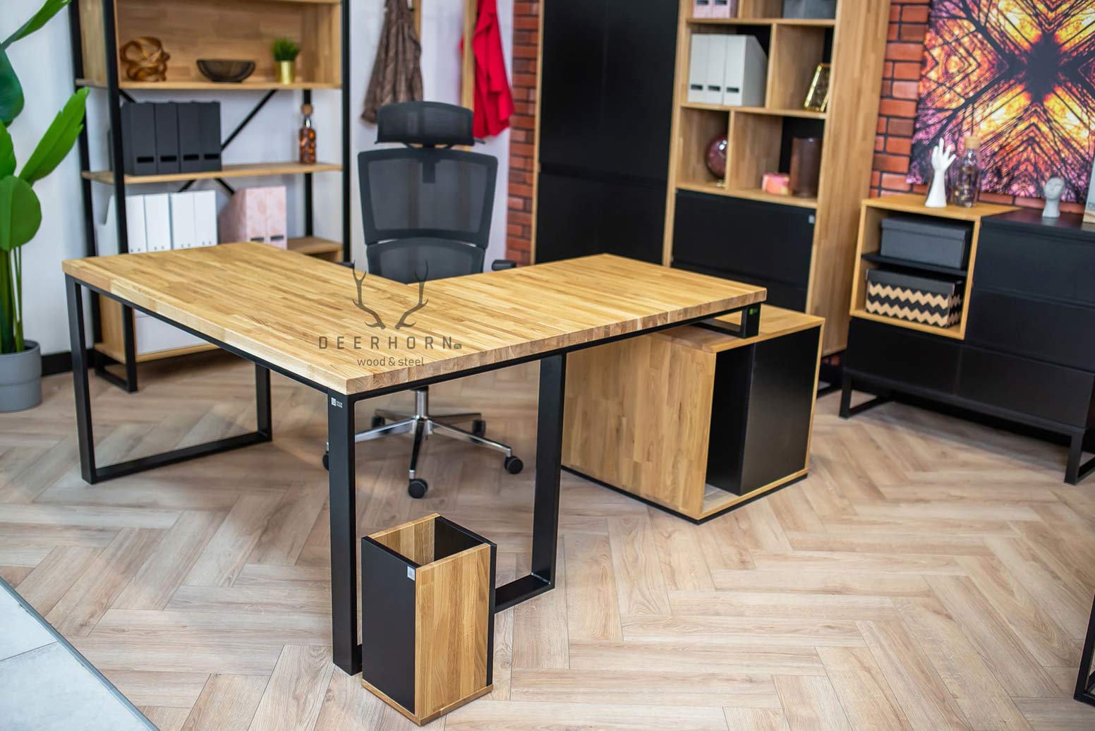 desk_wood_with_black_elements (psací stůl ze dřeva s černými prvky) dřevěný stůl s černými prvky
