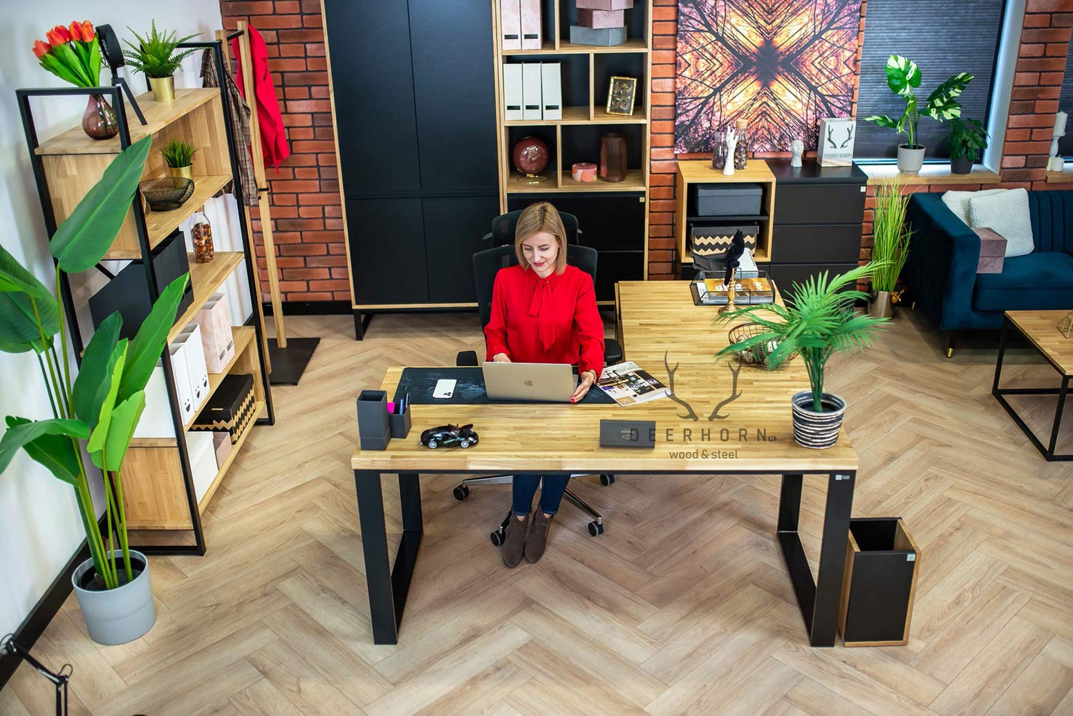 dub_desk_in_loft_style dubový psací stůl v podkrovním stylu