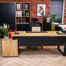 kancelářský stůl s krytem pod deskou