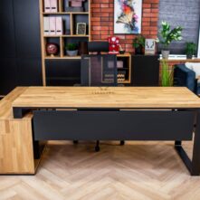 rohový psací stůl v podkroví ze dřeva a kovu