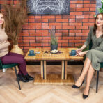 dřevěný konferenční stolek
