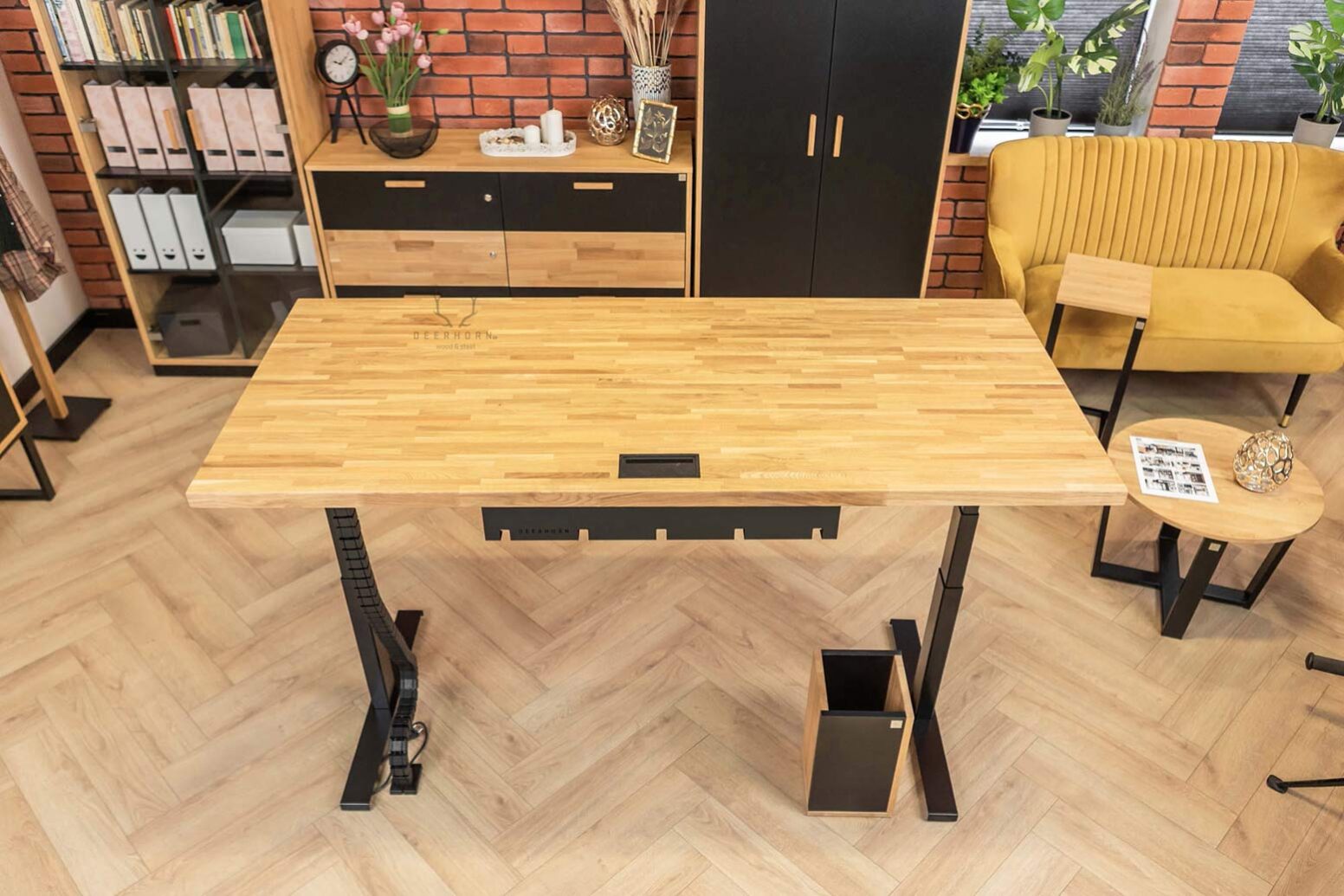 stoly-elektrické zvedací stoly stůl s dřevěnou deskou a průchodkou