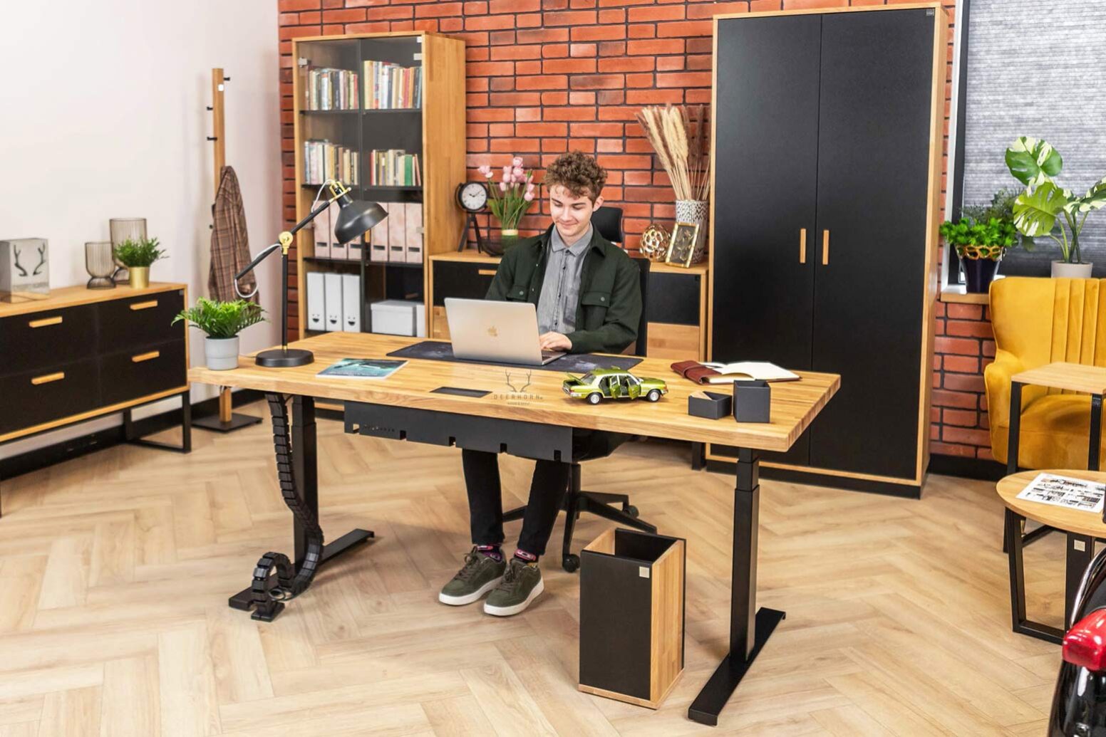 stůl s elektrickým nastavením stůl do studentského pokoje