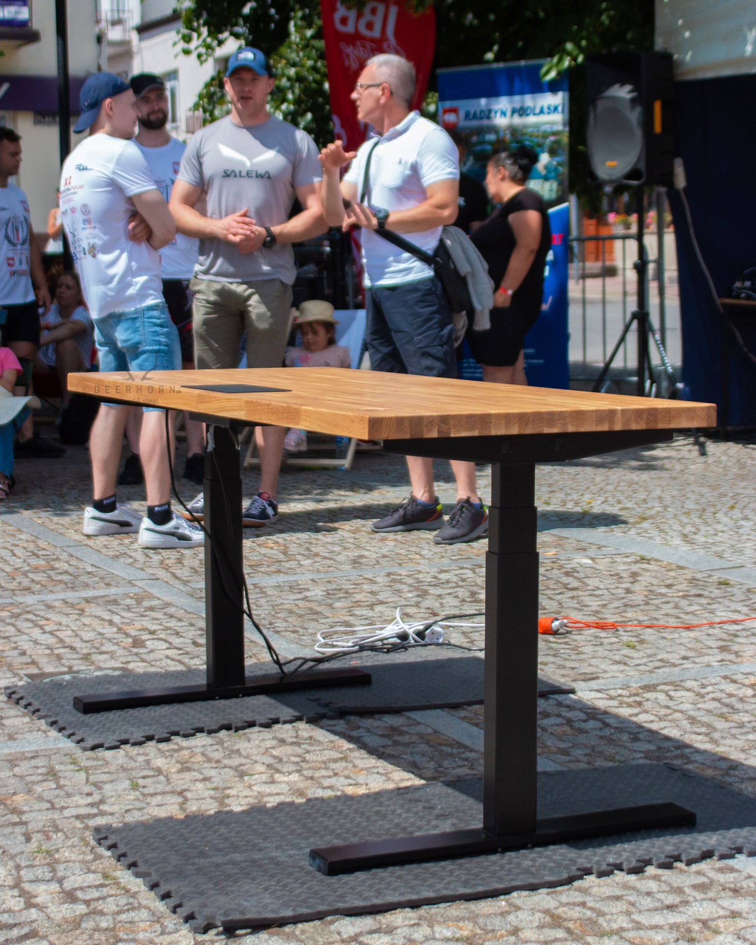 Elektrický stůl Deerhorn na přehlídce Street Workout