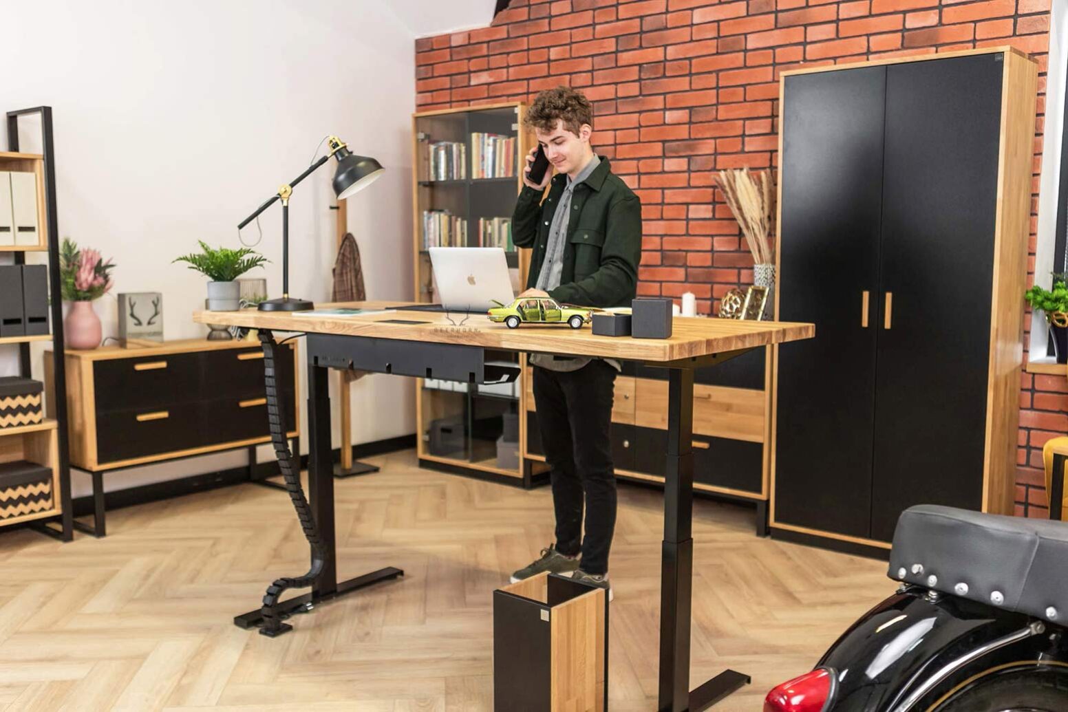nastavitelná výška stolu teenager mluvící u stolu