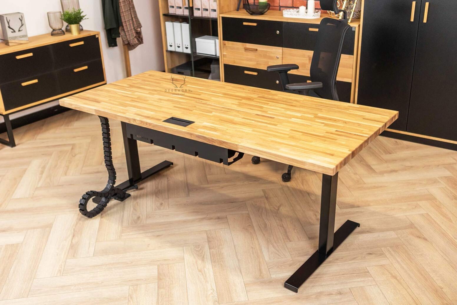 elektrický stůl stůl s tyčí pod stolem