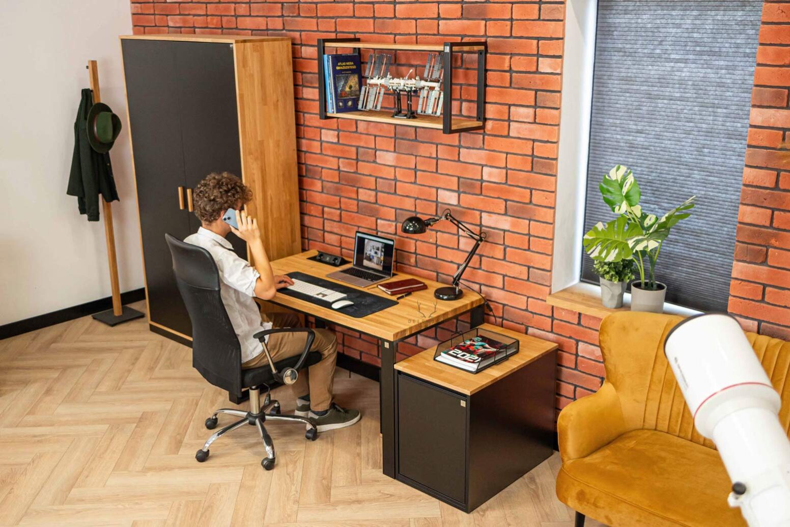nábytek pro mládež - černý nábytek do místnosti pro mládež