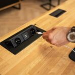dřevěná horní část a USB mediaport