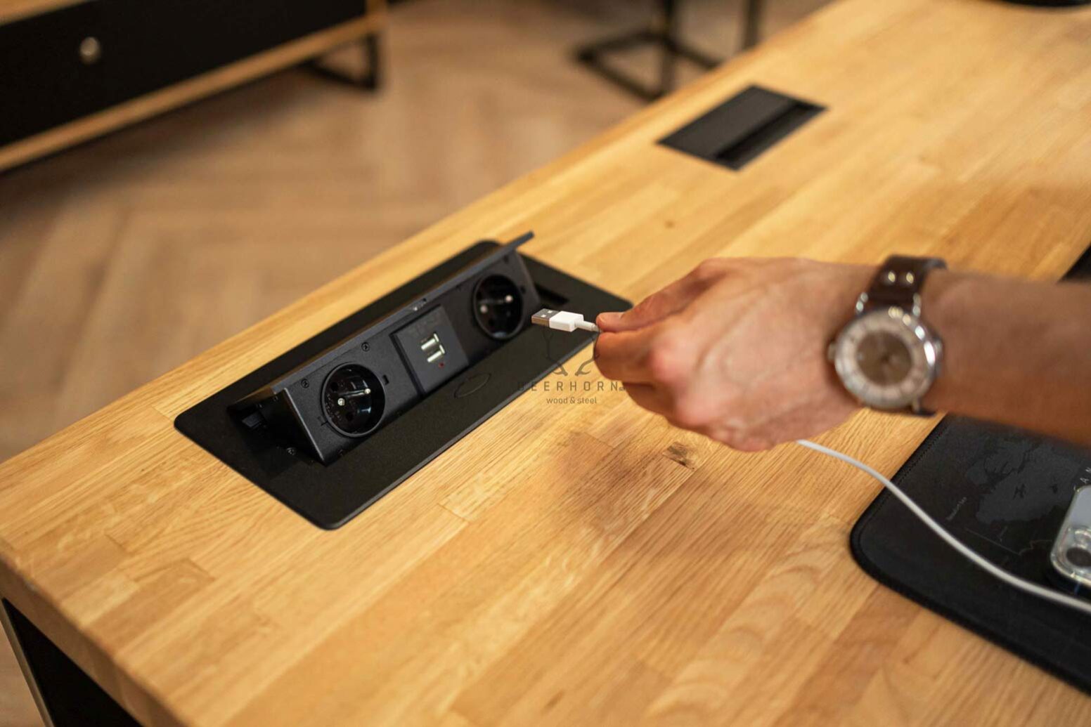 mediaport-usb-to-desk dřevěná horní část a USB mediaport