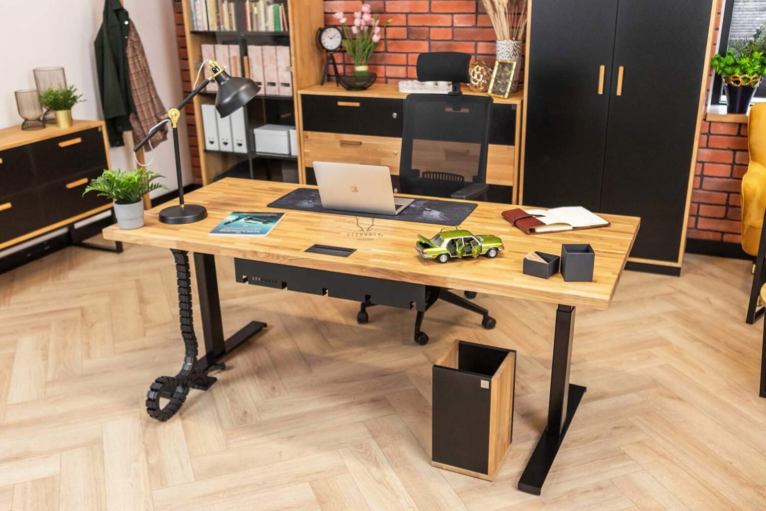 best-desk-lifting stůl se svislým kabelovým kanálem