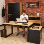 stůl s podstavcem a odpadkovým košem