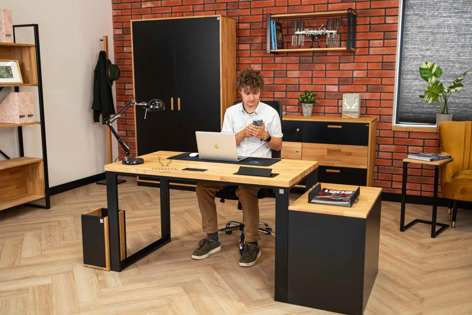 modern-youth-desk stůl s podstavcem a odpadkovým košem
