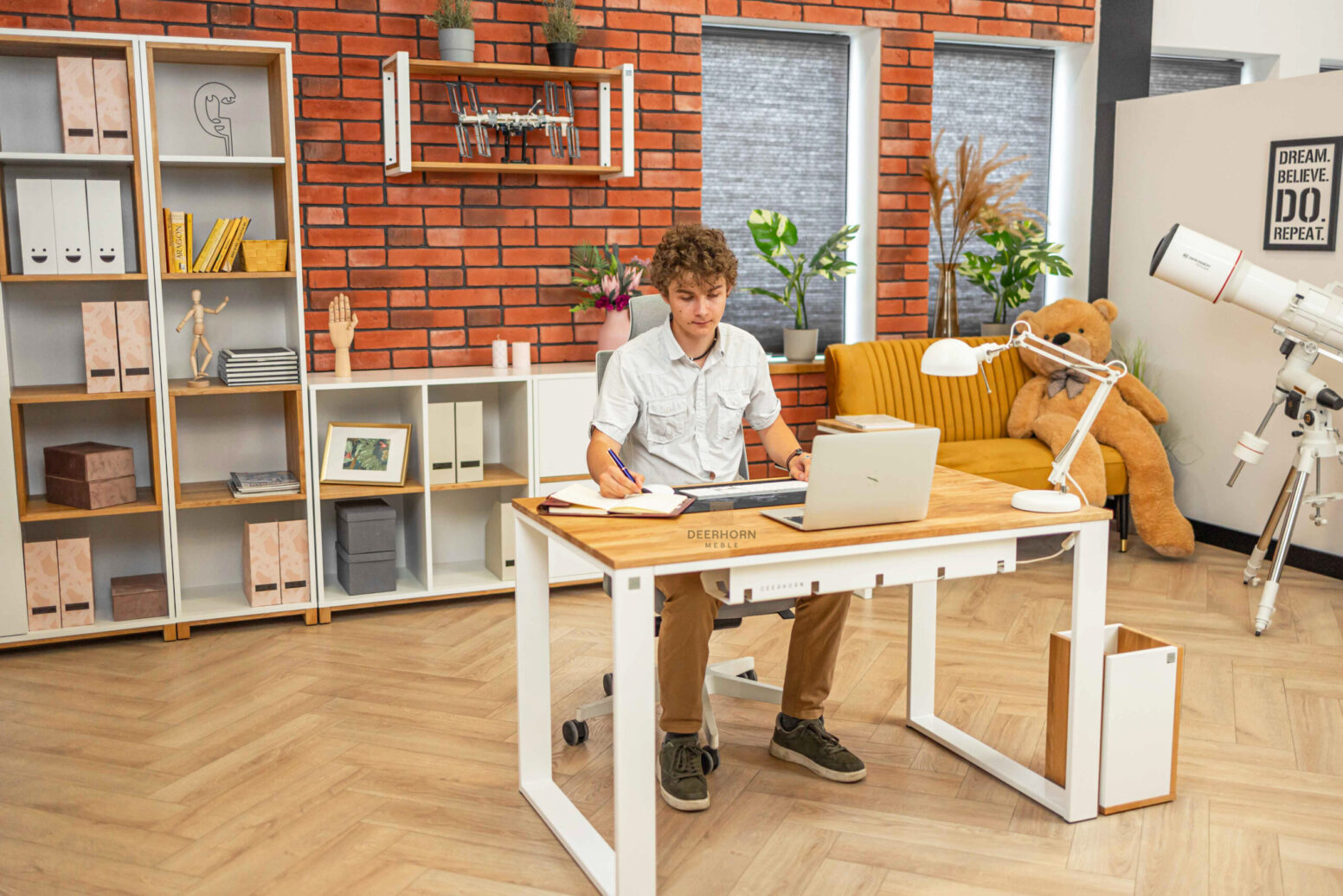 pevný psací stůl pro malý byt masivní dubový stůl do malého bytu