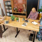 konferenční stůl s výškově nastavitelnou deskou stolu