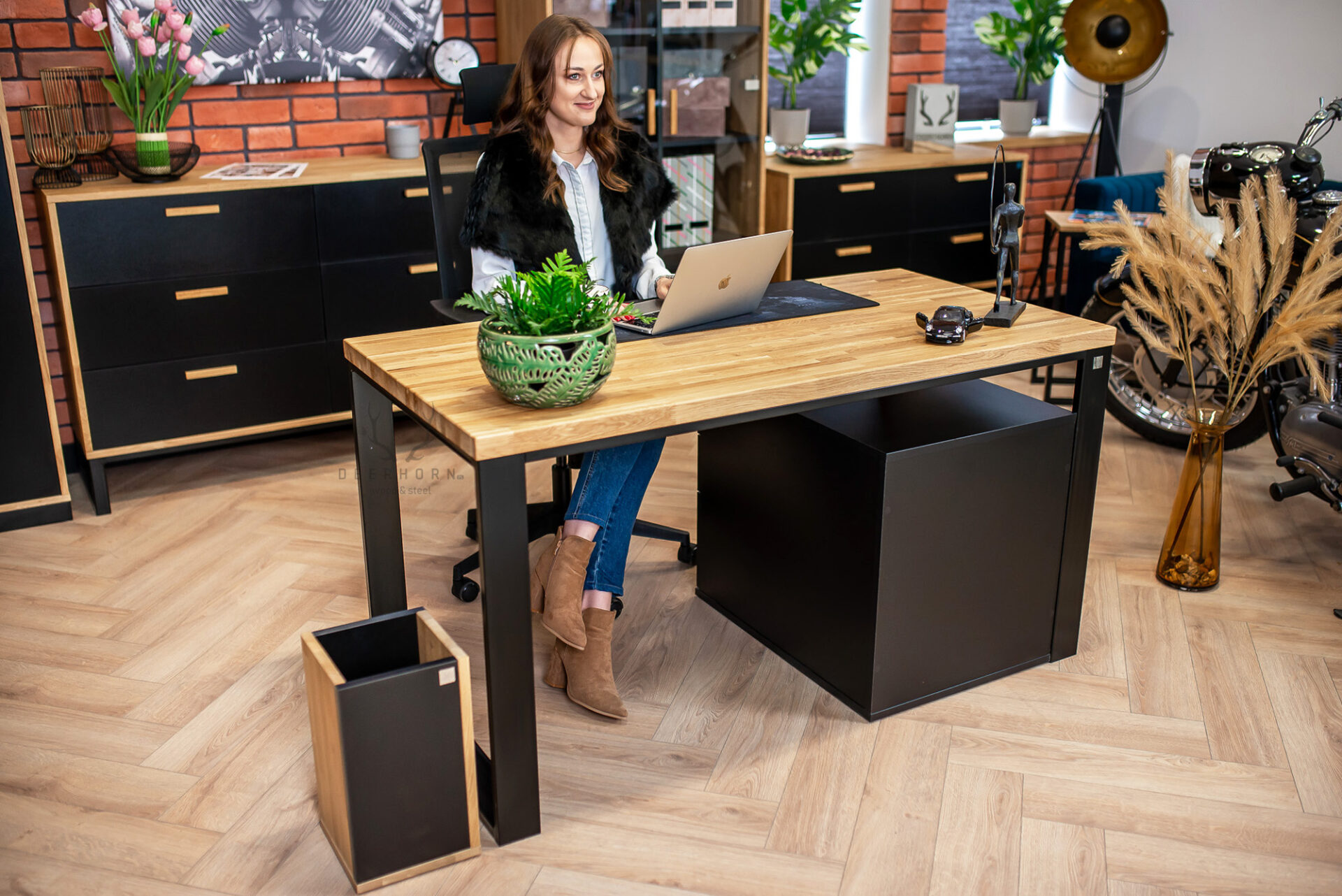 stůl s dřevěnou deskou a odpadkovým košem