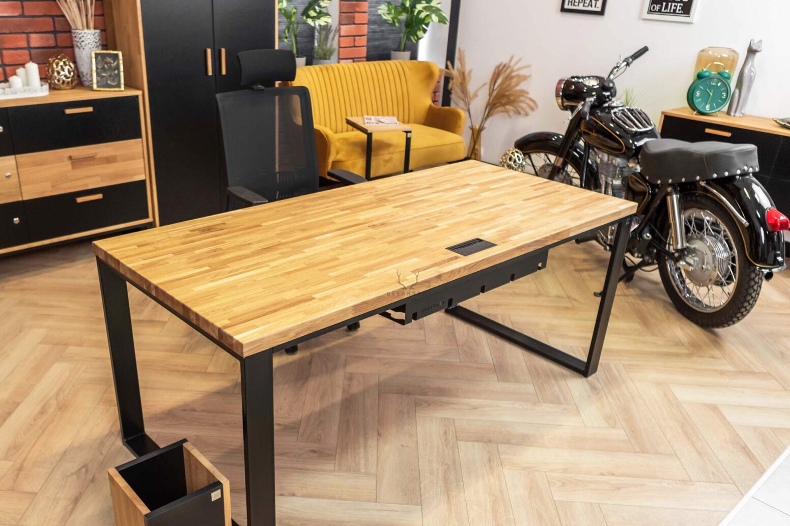 stůl-180 dlouhý stůl s dřevěnou deskou