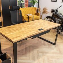 dlouhý stůl s dřevěnou deskou