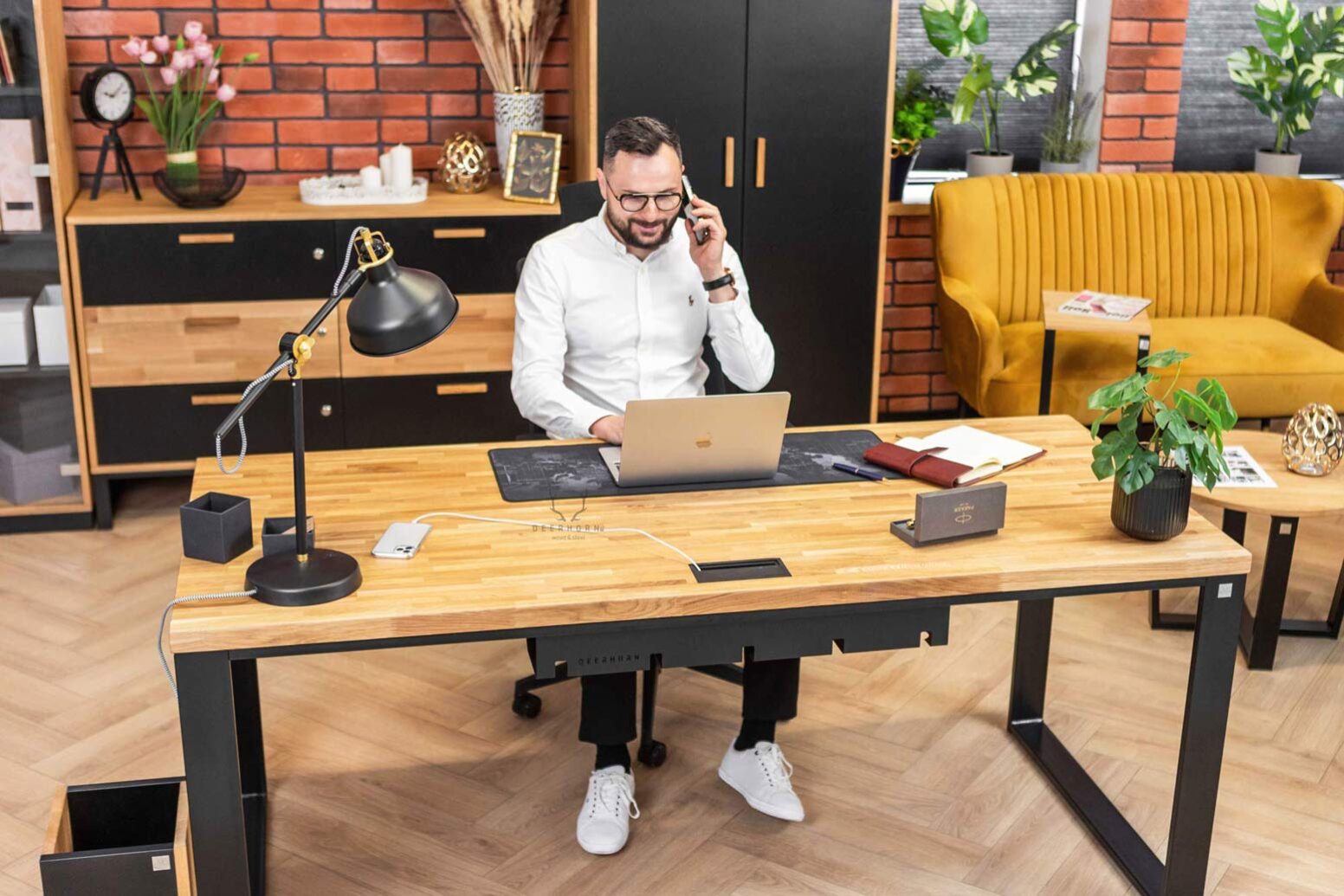 stůl-černá stůl s velkou deskou na kovových nohách