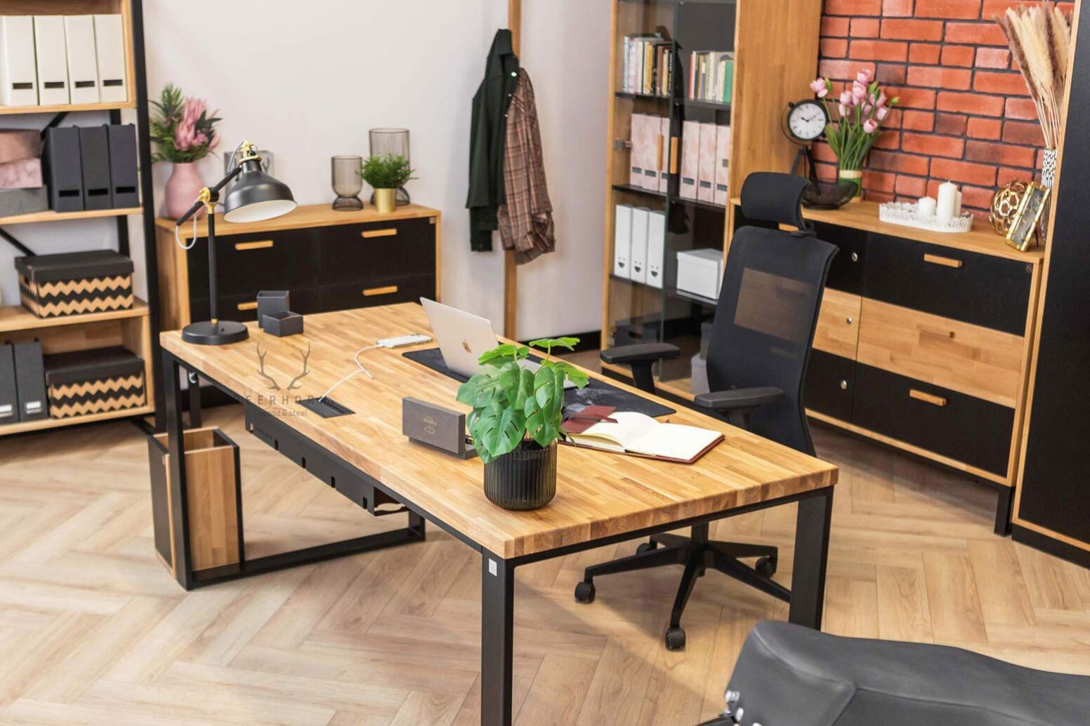 stůl s dřevěnou deskou velký stůl s praktickou pracovní plochou
